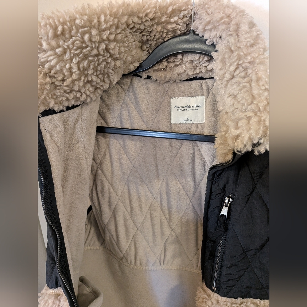 Abercrombie & Fitch Cropped Two-Tone Sherpa Vest - Picture 4 of 16